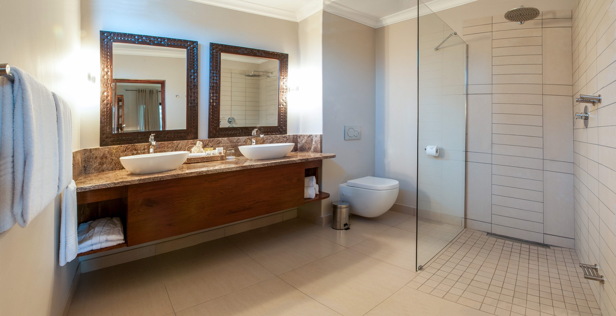 Deluxe Bathroom Ilala Lodge Hotel