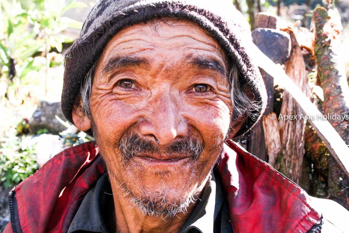 A Handsom Sherpa Porter En Route Gokyo Valley Everest Base Camp Island Peak Trek
